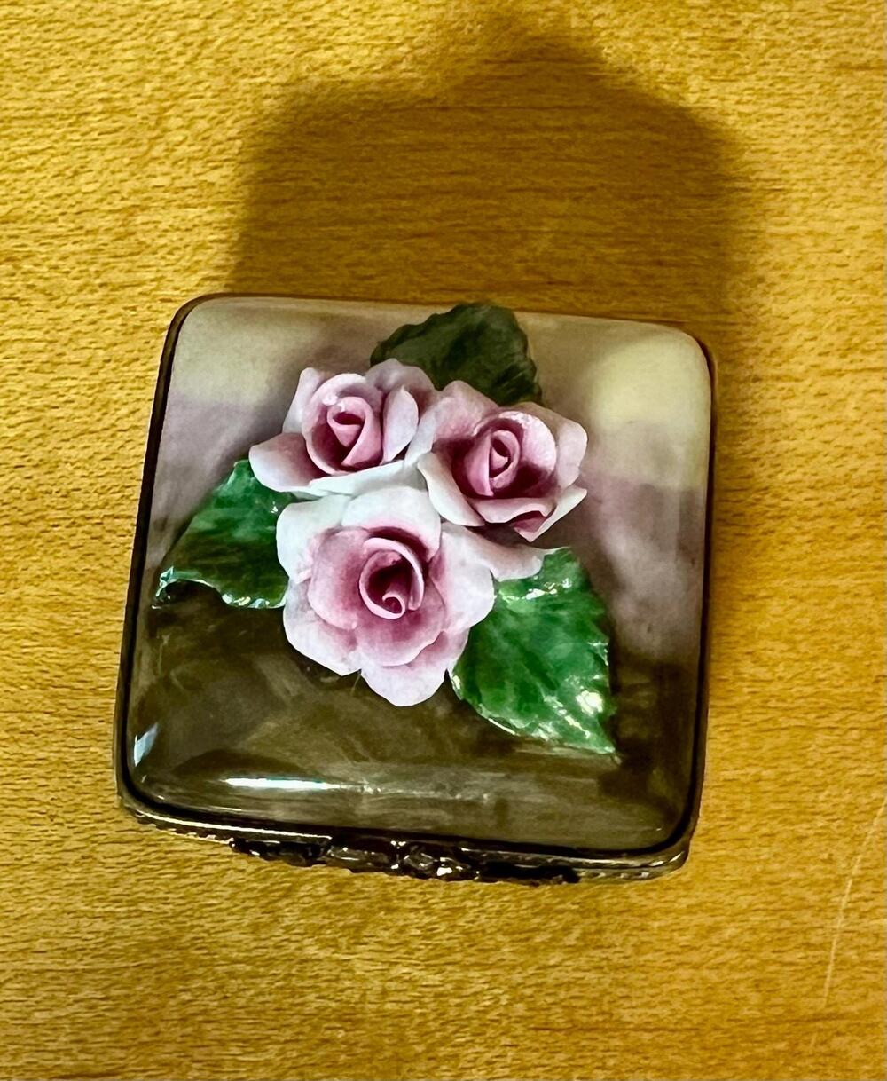 Vintage Signed Rochard Limoges France Hand-Painted 
Porcelain Trinket Box